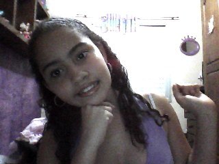 Sou Apenas uma Menina como outras tentando ser feliz atra vez de vários obistaculos no caminho tentando me atrapalhar mais sou forte ate o fim