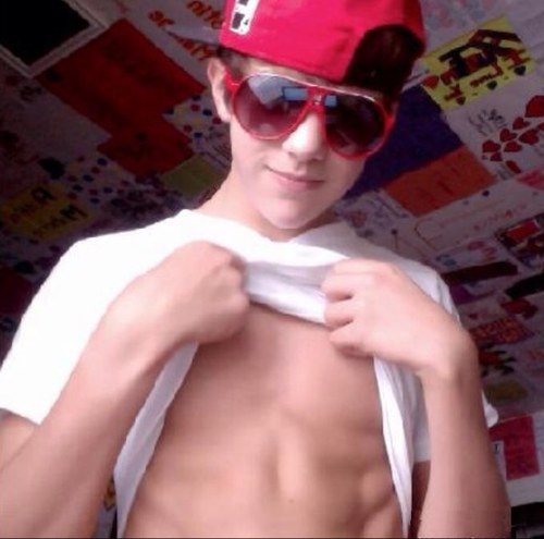 FreshFangirl's profile picture. Niall came into my bedroom because i had his nandos on my bed holla
I follow back bc we're all fangirls