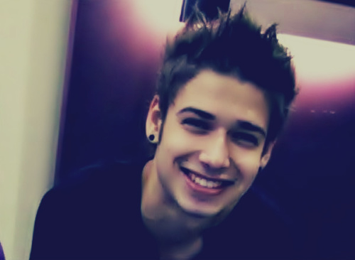 Seu sorriso me encanta, seu olhar me conquista e seu abraço me conforta. Boyfriend da @_brunav ♥ / Perguntem? http://t.co/xKTBGwLRik :3