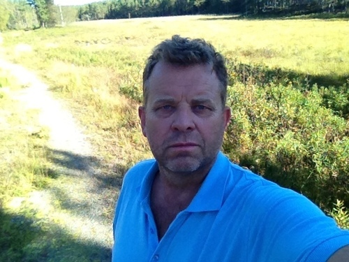 Flrtdspesjnist,  men har mye å gjøre. Normalt samfunnsinteressert og engasjert i det private. Liker en god replikk.