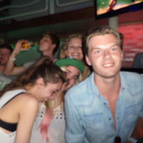 21 Jaar, Afgestudeerd Grafisch Vormgever, 
Student Communicatie & Multimedia Design