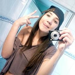 Ciúmenta, teimosa, bagunçeira, chorona, folgada, chata, sem paciência, anciosa, irônica, estúpida, bipolar e Duduzinha do Mauro.