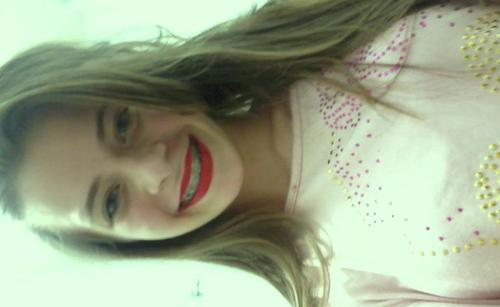 14 anos/Flamenguista/estudante do E.M./Apaixonada pelos amigos e pela famillia ;)
