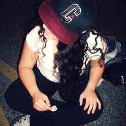 Uma menina mulher  carinhosa , sentimental ciumenta e muiiito apaixonada pelos amigos e pelo #bobesponja  e curteee demais umas bebidas pá e dançar funk