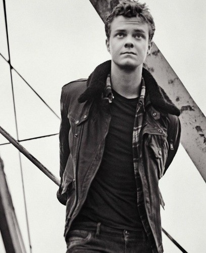 Il Jack Quaid italiano. Salve belle fanciulle :-*
Felice di avervi fatto prendere un infarto :3