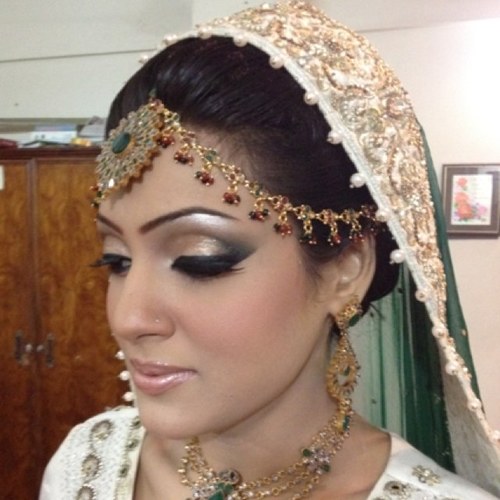 uroosa215's profile picture. 