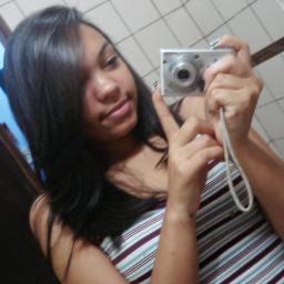 15anos, taurina, carinhosa, implicante, chata, gorda, boba, chorona, retardadaa e muiiiito feliiz  ;;;      Prazer, Caroliny.Campos'