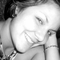 Eu sou uma mulher apaixonada pela vida e a todos que me rodeiam...Eu sou sarcástica, irônica, observadora, sincera,Tenho inocência e malícia, sou doce e amarga.