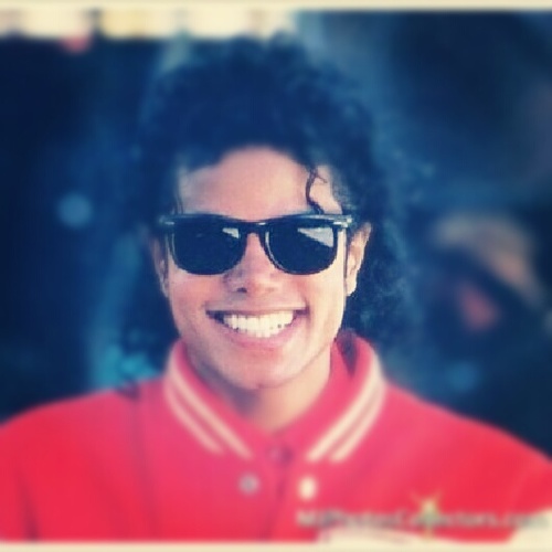 His glove was legendary. He was a legend himself. His music will live on forever. Im here to support Michael Joseph Jackson. ♥