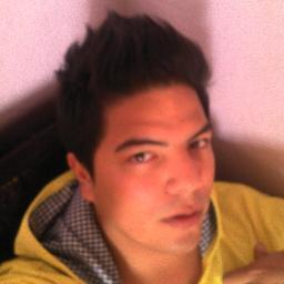 Alivianado, ocurrente, inteligente, tolerante, enamorado, abogado y Gay.