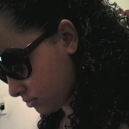 Ñ falo q sou muito simpática, inteligente, linda... Ñ sou! Sou humana, tenho defeitos tb, posso ser legal ou chata, bonita ou patinho feio... Sou apenas...EU