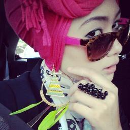 BE YOUR SELF(‾̴̴͡͡⌣‾̴̴͡͡) 1. Pede sama apa yang kamu pakai 2. Cewek hijab itu GAK ALAY 3. Hijab itu gak sekedar kerudung paris yang dilipet kemana-mana▿° )͡