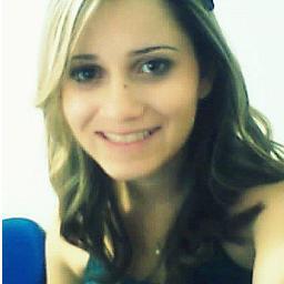 Elα sorri  bonito e deixα os outros querendo sαber
o segredo que α fαz feliz;
A gαrotα que viive α vidα dα melhor
mαneiirα possivel ☆