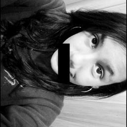 '' Sempre aqui, ali, ai, mas nunca parada.Minha rotina é não ter rotina, ta ligado?
As vezes eu to sozinha as vezes num aglomerado ...''