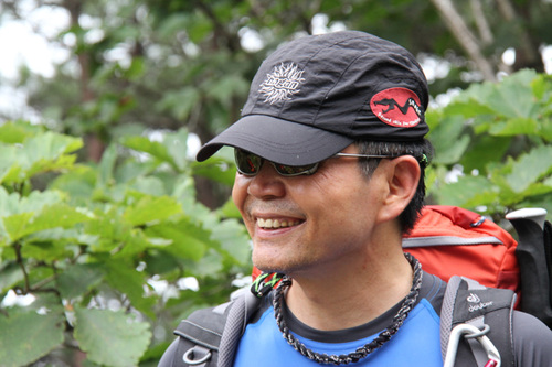 산이 좋아 산을 노래하고 산을 가슴에 두어 산의 향기가 어디에서도 언제나 살아나오기를 바라며 이 산 저 산 기웃거리고 혹 그러다보면 산의 내음 배여 좀 사람다워질 수 있을까 하는 꿈을 꾸며 산으로 가는 산잽이