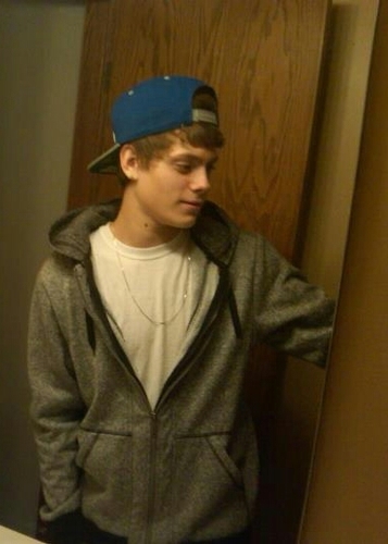 couplekids_josh's profile picture. My names josh. I live in Des Moines Iowa and I work at Abercrombie in Jordan Creek mall.