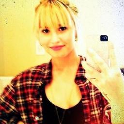 Sou Uma #Lovatic assim como sou uma #directioners amuh o @onedirection e @ddlovato são meus amore minha vida ..Por isso I Love You @ddlovato e @onedirection s2