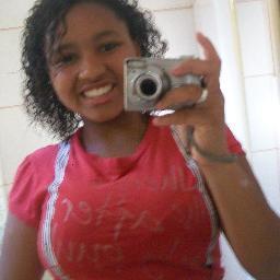 - Os negros desconcertantes,queimada de sol talvez, no sorriso um diamante ♫