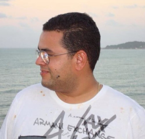 Assuence estudante de Administração,comerciante e muito feliz