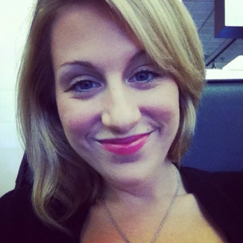 Im whit! hairsylist. Love the lord and love people, want to serve in anyway possible! just want to continue to grow :)
