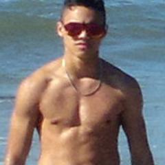 Não sou como um jogador de futebol que deixa a bola em casa ! Meu esporte eu levo no CORPO . 
/ Praticante de Muay Thai e budy builder