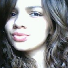 Cantando agente inventa.
Inventa um romance, uma saudade, uma mentira... 
Cantando a gente faz história. ♪cazuza♫