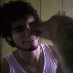 Sou poeira, sombras e notas musicais. Poemas, sobras, e algo mais.