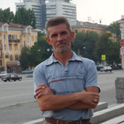 Родился в Сталинграде (Волгоград с 1961)