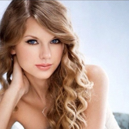 Taylor Swift? yeah i'm proud to say she's my role model @SwiftGalaxy is my twitter bestie ♥ Directioner,Belieber,Lermaniac,Macer,Arianator,Janoskianator :)