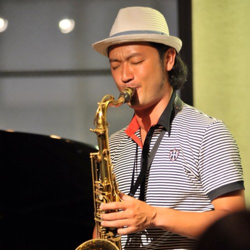 JAZZサックス奏者の浜崎航です。主に東京のJAZZクラブや東京ジャズ、モンタレージャズフェスをはじめとして国内外のジャズフェスに出演。
日本職業潜水教師協会認定ダイビングインストラクターでもあります。新島ダイビング所属。
名古屋市立大学医学部卒。