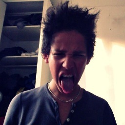 Née sur un podium moi chu condamné a gagné. ♕
My Facebook bitchies : 
http://t.co/QEclh7PTwD