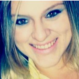 Ariana, 20. Comunicóloga, sedenta por novidades. A favor de gente de verdade e sorrisos espontâneos.