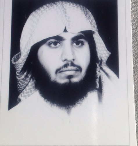 أغردمن شجرٍأراك؛ لتَنعم الفكرة بالطهارة ؛ فتُنعمُ بملاك . وإني - وأيم الله -لأسِم كما توسم الإبل. . كما أن هذا القلم هيتر لاأمان له ؛يفقس البيضة ويذيب الجلمد.