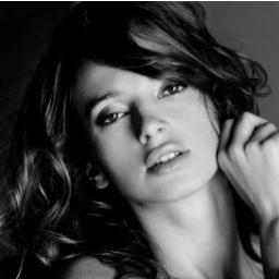 Twitter Oficial de Dominika Pstrosova. Modelo y Diseñadora