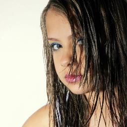 Sou uma menina muito simpática... Modelo, amo desfilar... quando eu estou desfilando eu sinto prazer em desfilar. Tenho 12 anos..Volte sempre, beijos...