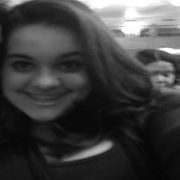 Chata, irritante, feia, ignorante, maluca, anormal, retardada, imbecil, idiota, mas com muitos sentimentos...
