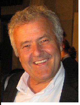Consultant en management, amateur de vélo de route et de ligues de garage-hockey, lecteur de BD et de livres d'affaires.