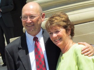 Retired hi-tech marketing exec now volunteering with several non-profits. Love the arts, tennis (watching & playing), reading. Every day is a gift