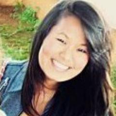 Toda mulher leva um sorriso no rosto e mil segredos no coração.