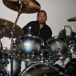 Músico Venezolano, Baterísta Profesional, Lic. Administracion Comercial de la U.C.V. y Fiel Fanatico de los Leones del Caracas... (Instagram: rafaeldrum)