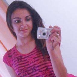 jogo futsal, tenho 18 anos, sou Corinthiana ♥ 
sou pessoa  sincera (até demais),  teimosa, dou risada de tudo, enfim sou feliz (;
so sigo quem me segue......