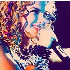 A cada gargalhada, a cada gesto, a cada movimento meu amor por você aumenta♥