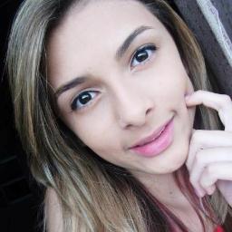 Sou Karoliny , tenho 13 anos , sou taurina , Corinthiana , amo minha família & amigos ,e o  @McLon é simplesmente miinha viiiida s2