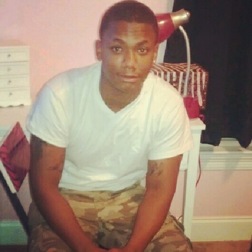 17 'SENIOR C/O ' 13 . :) Follow ' Mee tho . #GMSR @PrincessKVanity is my heart. #CarmeloAnthony[7]