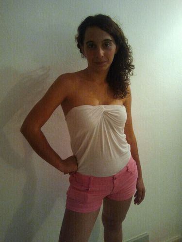Soy una chica simpatica, con ganas de conocer a mucha gente! sigueme y charlamos!! follow me! ;)