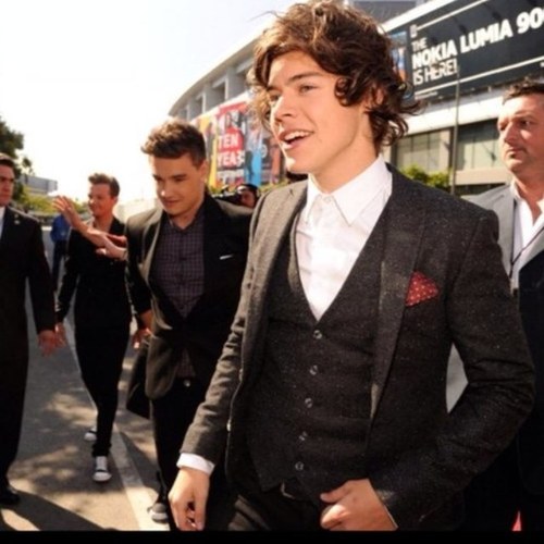 Hello! :D I'm 1/5 of One Direction..And if you follow, thank you..I Love You .xx
http://t.co/aIJzfqAzhp 
http://t.co/4twMMHydi0