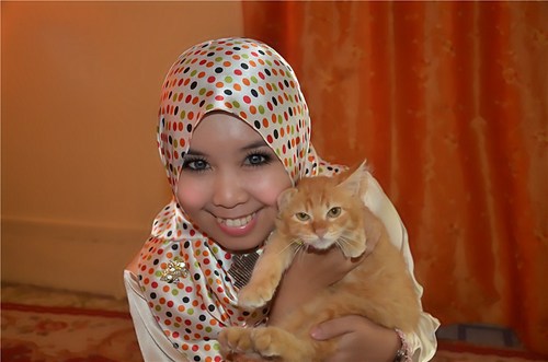 im happy go lucky,i have 4 cat at home,i like taking picture with my nikon D90,i like shopping,i like K-POP song,an now i like cooking n bake a cake