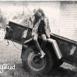 Petit mayaud is a french fashion brand for girls from 2 to 8 years old.