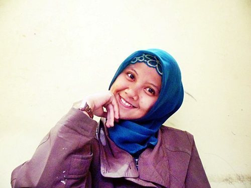 Mahasiswi Jurnalistik'09 | Hijab | Pencinta lagu&film JADUL, ROTI, dan tentunya LELAKI Mustache | ♡ Alloh ♡ MyFams ♡ MySoby |