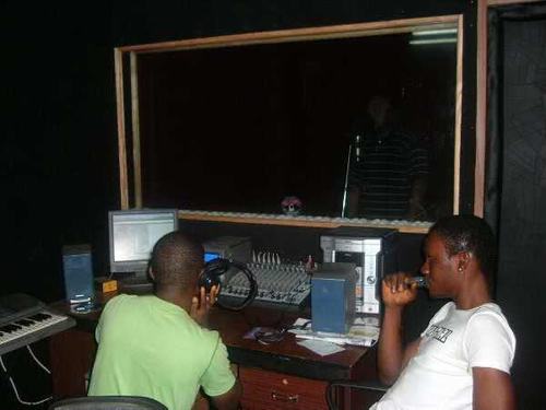 am a music producer love gud music n gud ppl holla @ ur boy C.E.Ooº°˚˚ beatwizzy studio